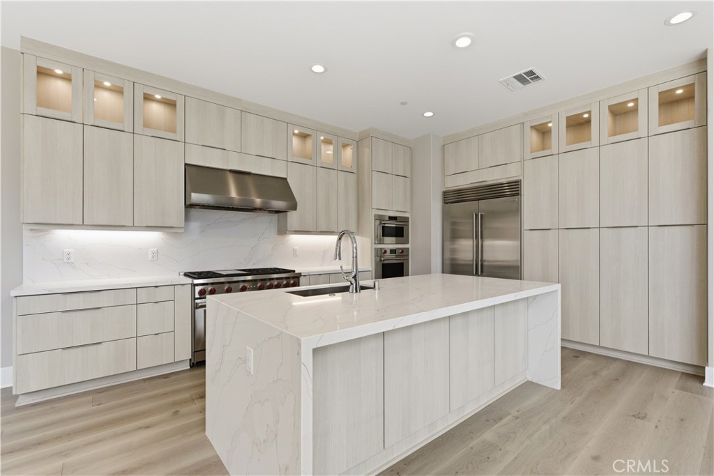 156 Apron Irvine, CA 92618 - Photo 4 of 40 a kitchen with stainless steel appliances a refrigerator stove microwave and sink