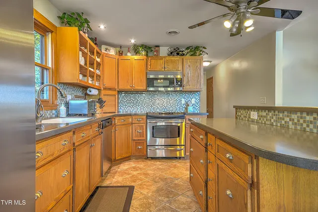 $869,900 | 669 Summer Sound Road, Piney Flats, TN 37686