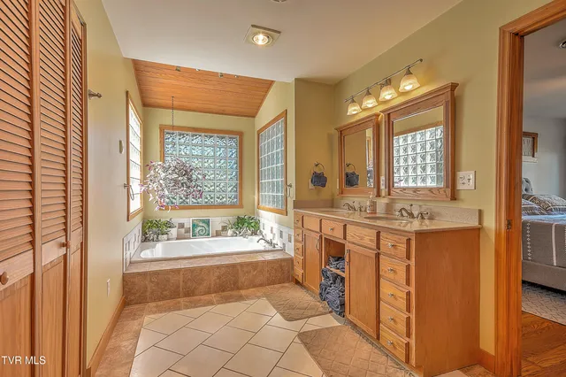 $869,900 | 669 Summer Sound Road, Piney Flats, TN 37686