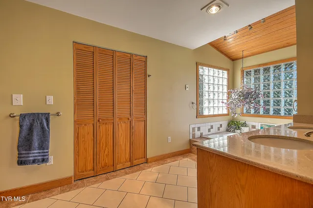 $869,900 | 669 Summer Sound Road, Piney Flats, TN 37686