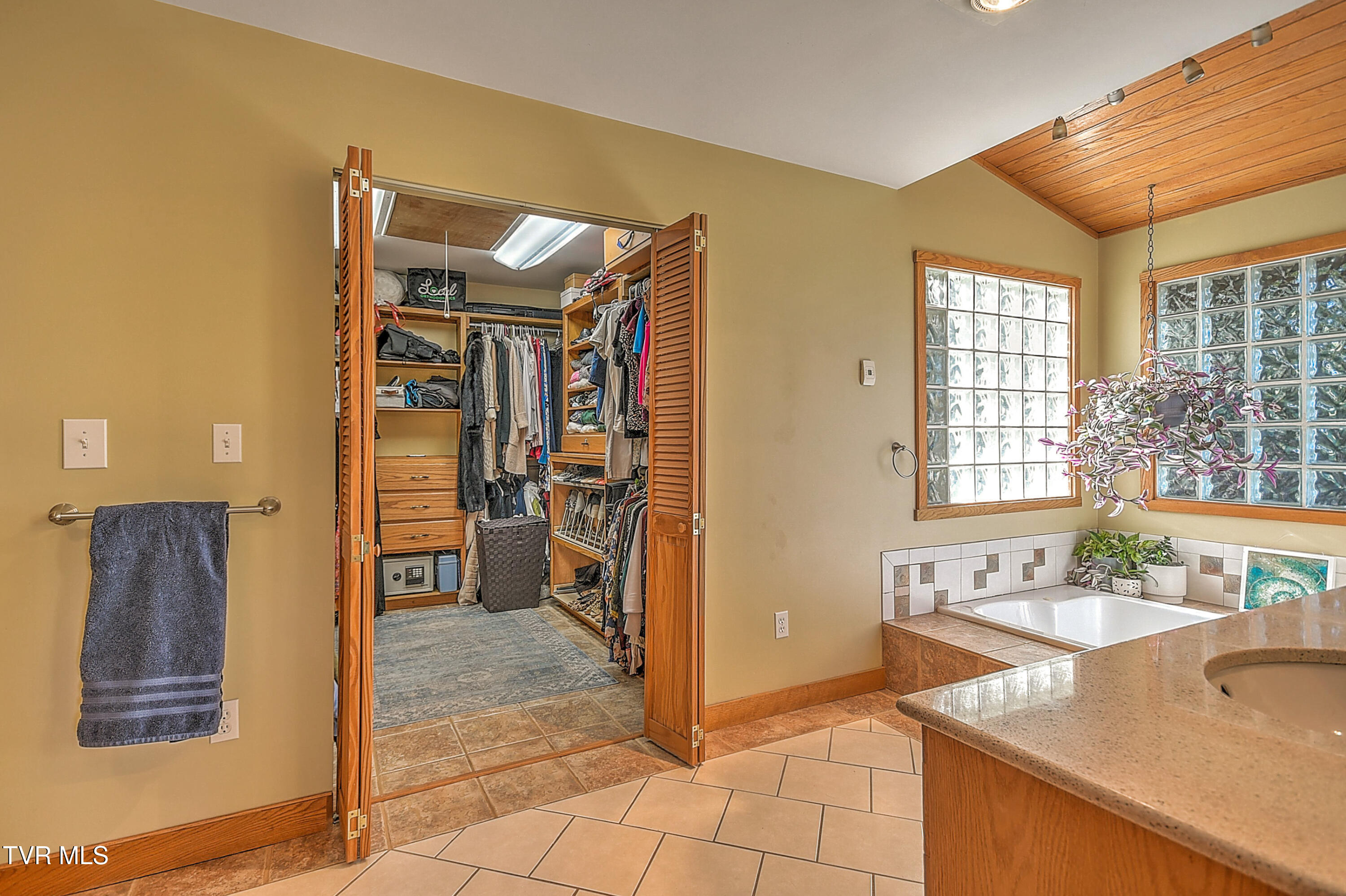 669 Summer Sound Road Piney Flats, TN 37686 - Photo 39 of 92 669 Summer Sound GUnit-55