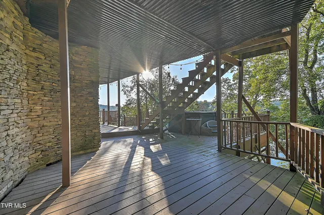 $869,900 | 669 Summer Sound Road, Piney Flats, TN 37686