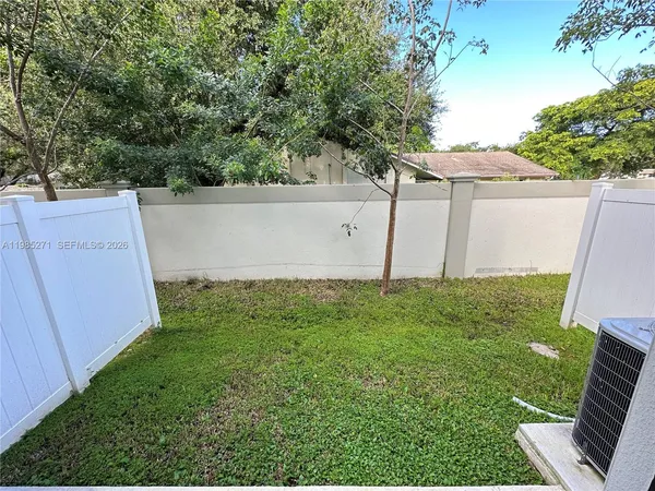 a view of a backyard