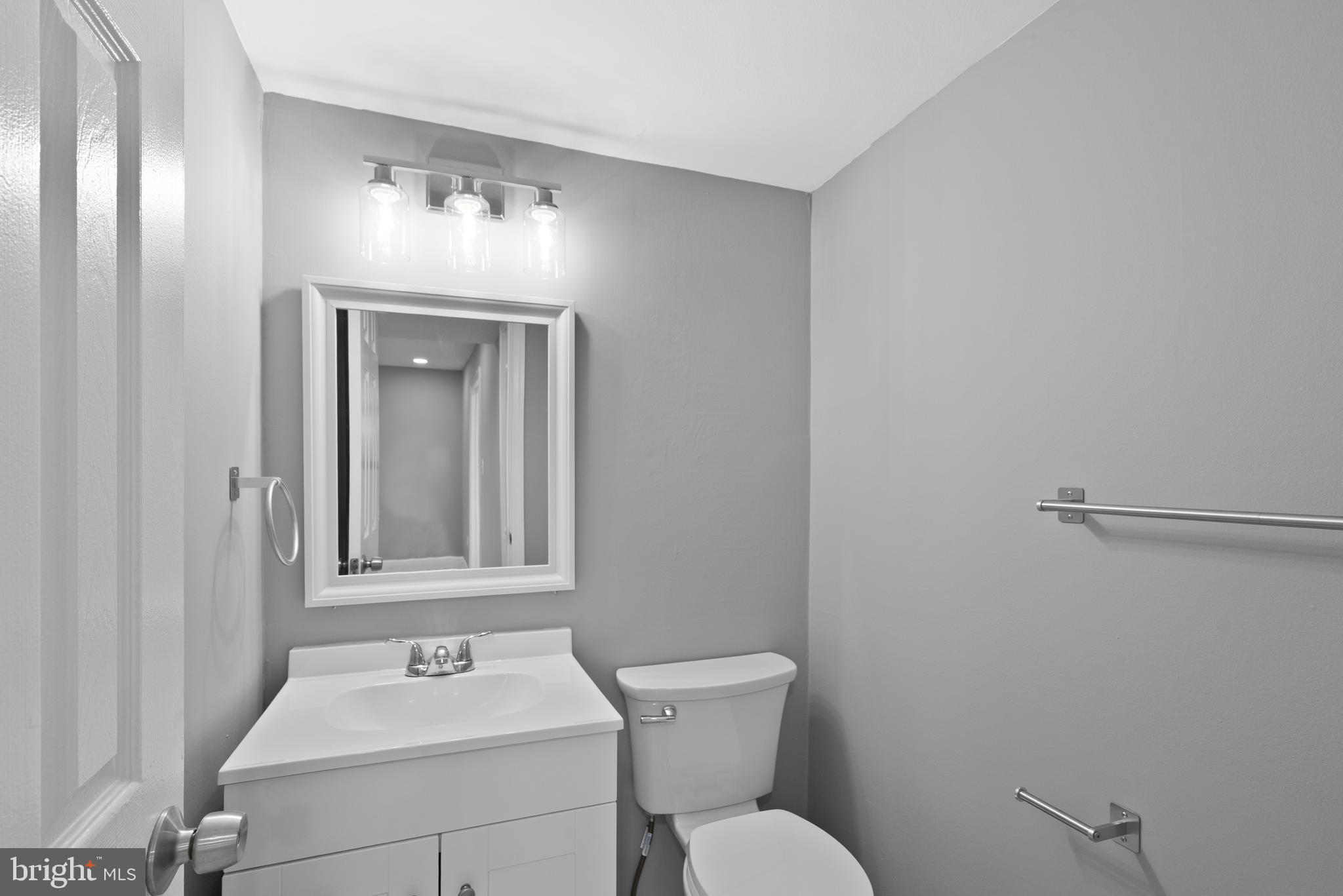 542 Wilson Bridge Drive, Unit 6743 B2 Oxon Hill, MD 20745 - Photo 17 of 27 a bathroom with a toilet sink and mirror