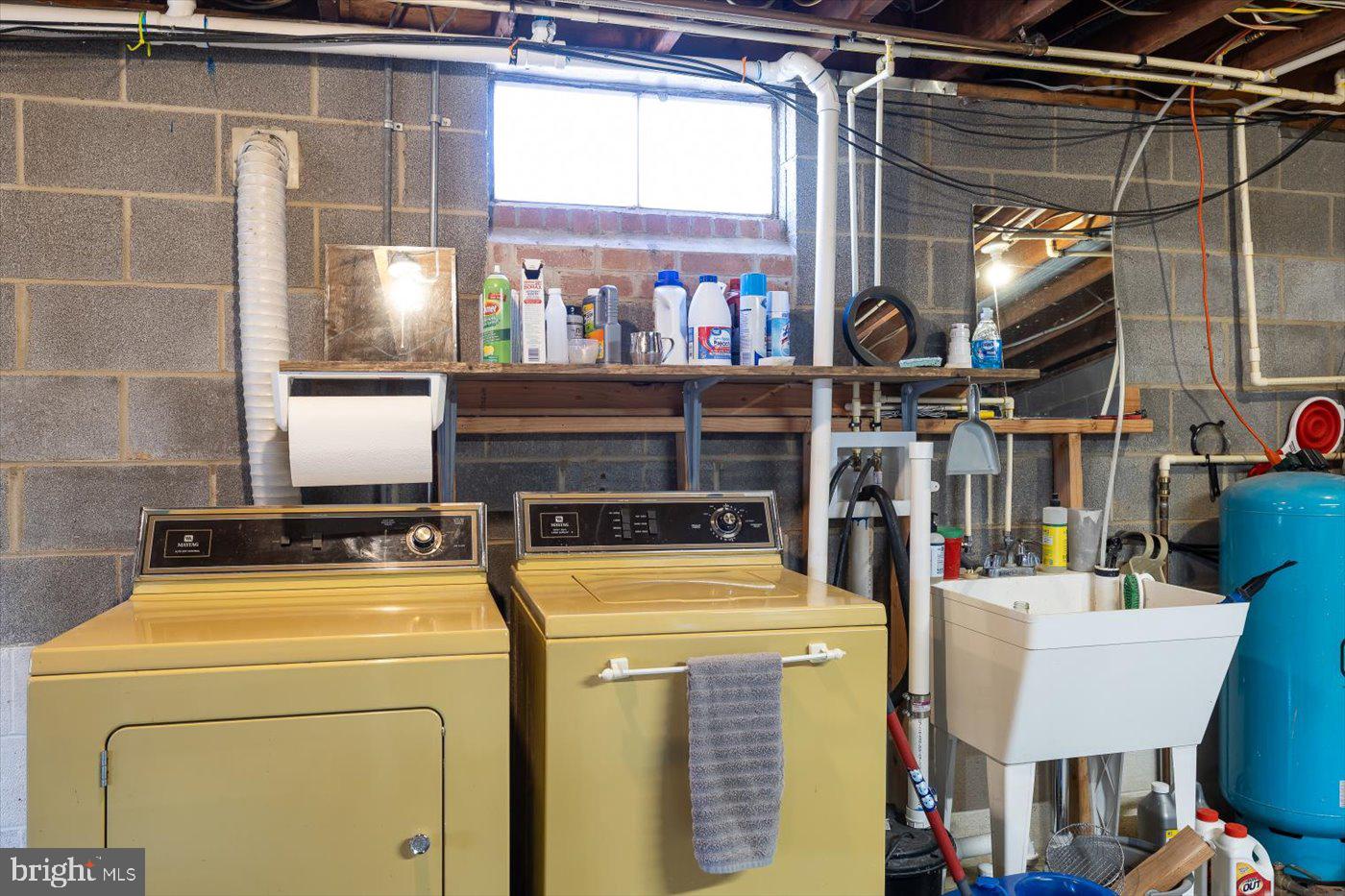 297 Tiger Valley Road Washington, VA 22747 - Photo 23 of 39 a utility room with dryer and washer