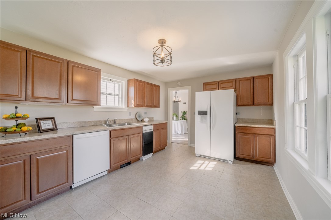 2989 Rockefeller Road Wickliffe, OH 44092 - Photo 9 of 29 Kitchen