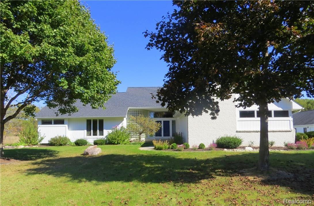5290 Fenton Road Fenton, MI 48430 - Photo 1 of 44 frontofhome.jpg