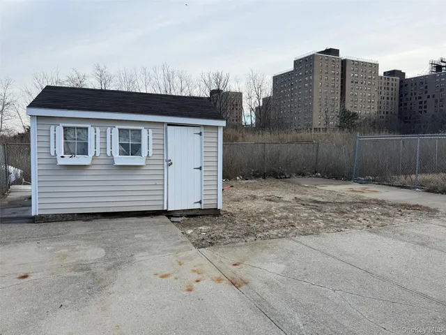 a picture of a bench in a white microwave