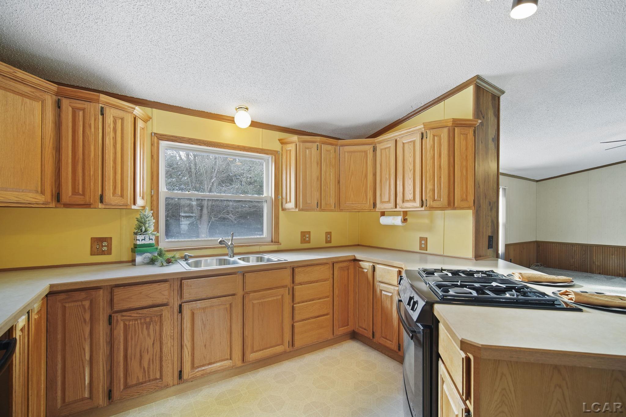 1010 Sutton Road Adrian, MI 49221 - Photo 12 of 42 50129031-5813fa0a-7640-4695-8f94-5e30ed5ab08a.JPG