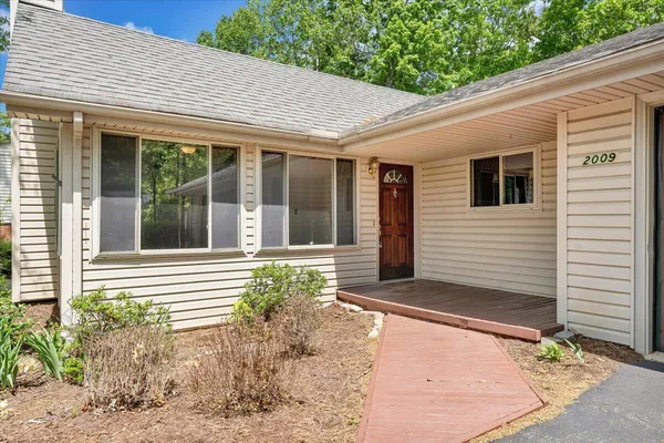 $325,000 | 2009 Montclair Drive, Roanoke, VA 24019