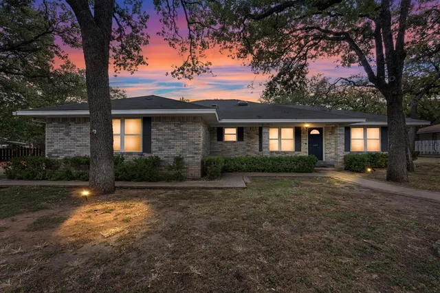 a view of a house with backyard and a tree
