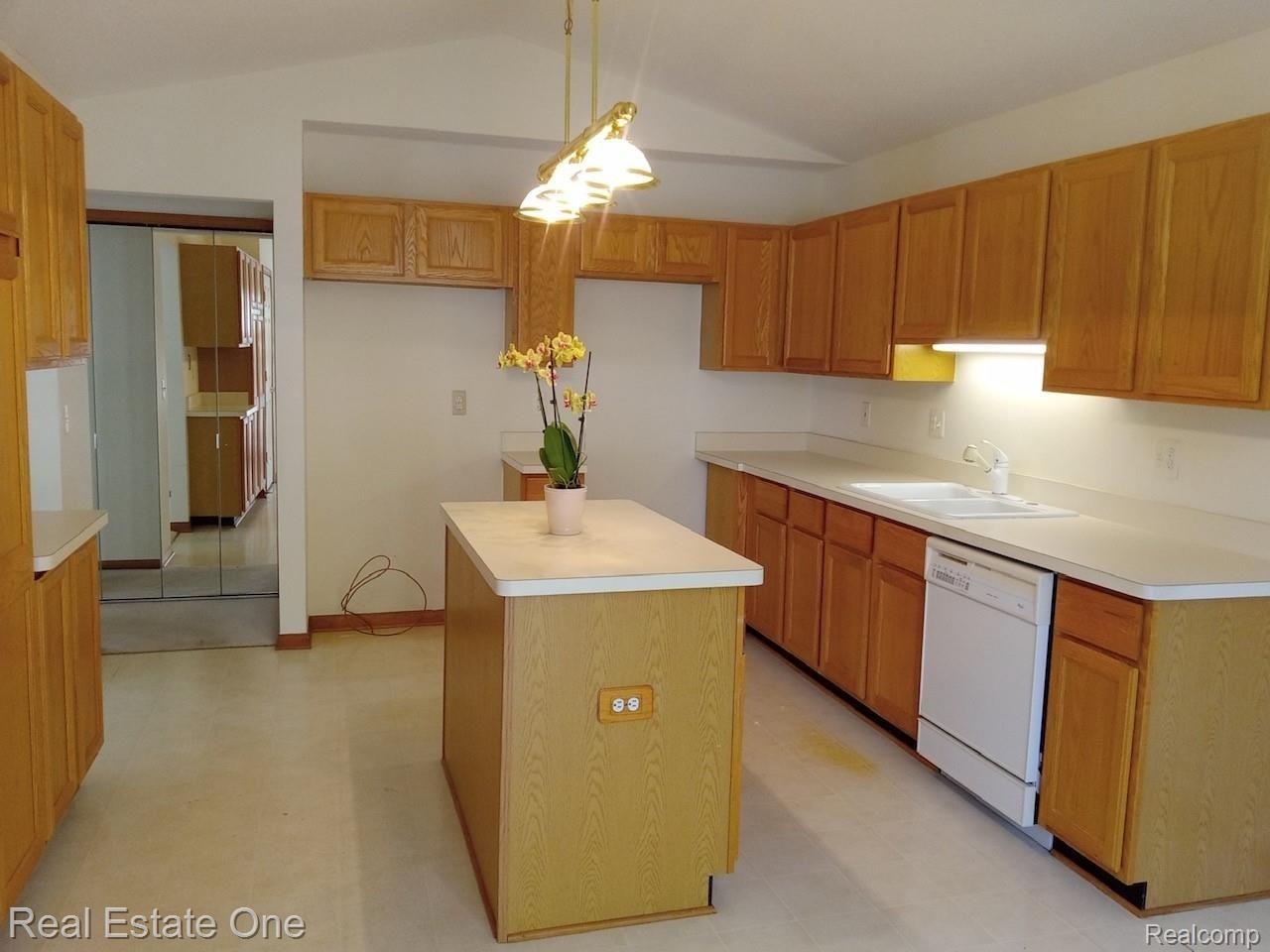 21951 Lancrest Court, Unit 294 Farmington, MI 48335 - Photo 20 of 43 Kitchen