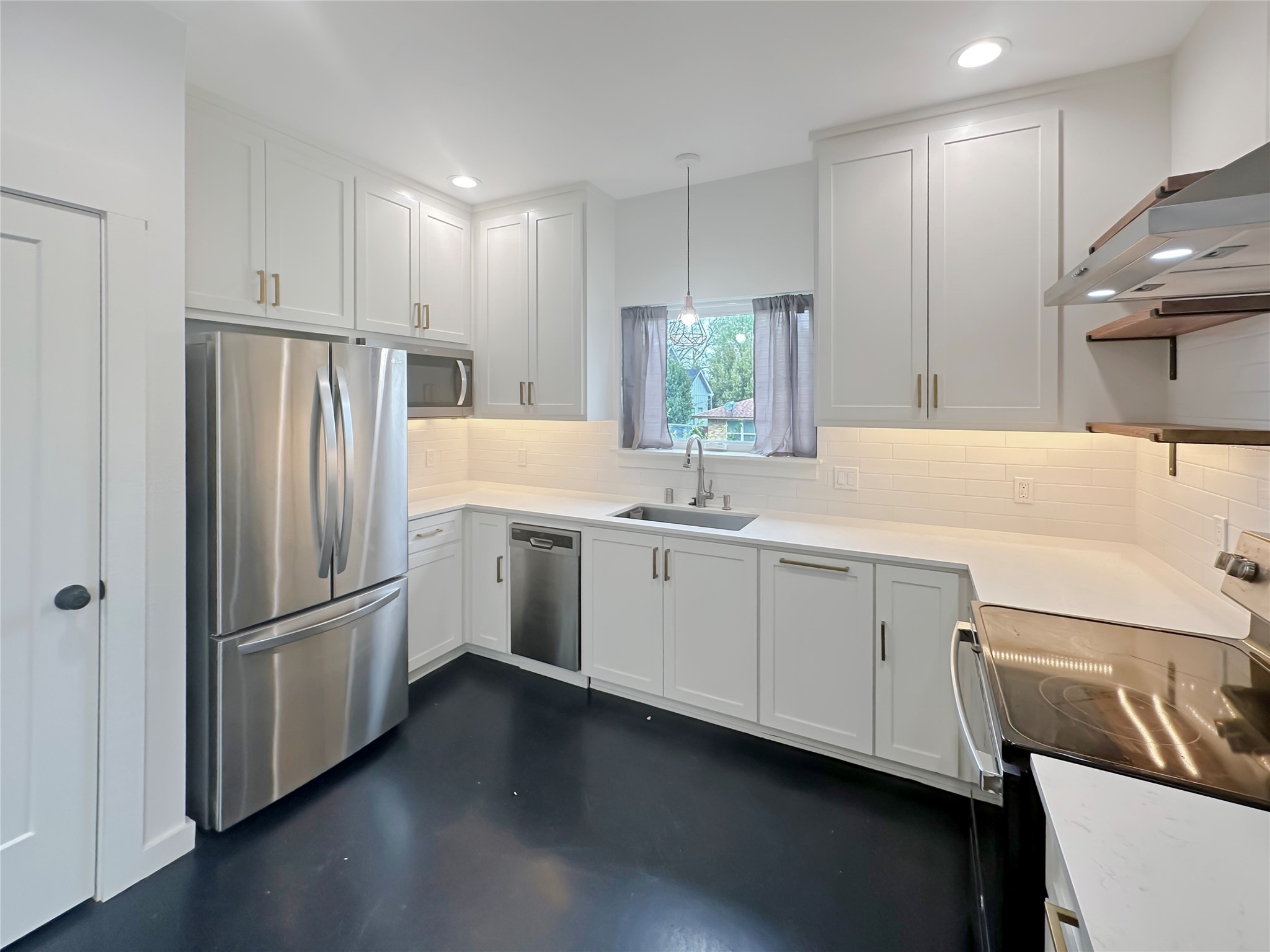317 8th Street Shiner, TX 77984 - Photo 4 of 8
