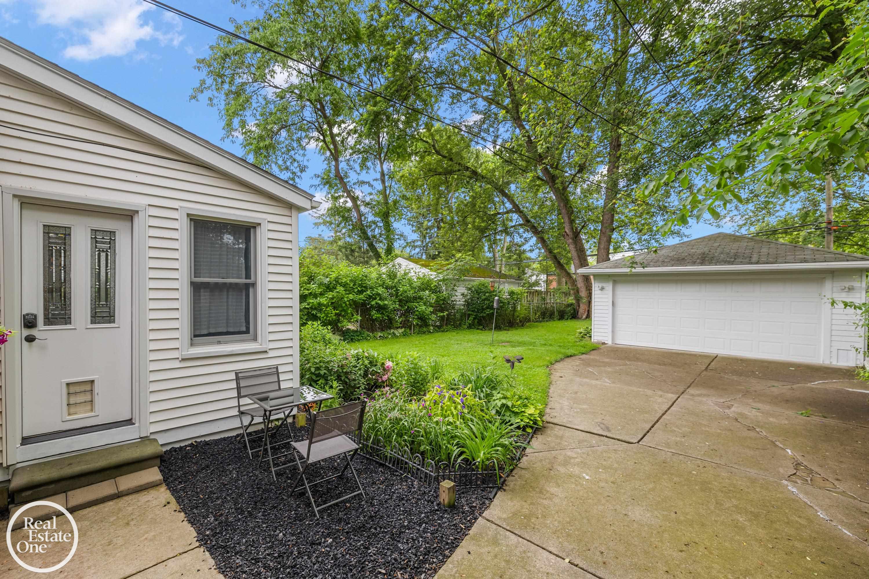 1513 Roslyn Road Grosse Pointe, MI 48236 - Photo 31 of 36 50144102-f72f3908-a69c-47ab-8244-53f6ed058d04.JPG
