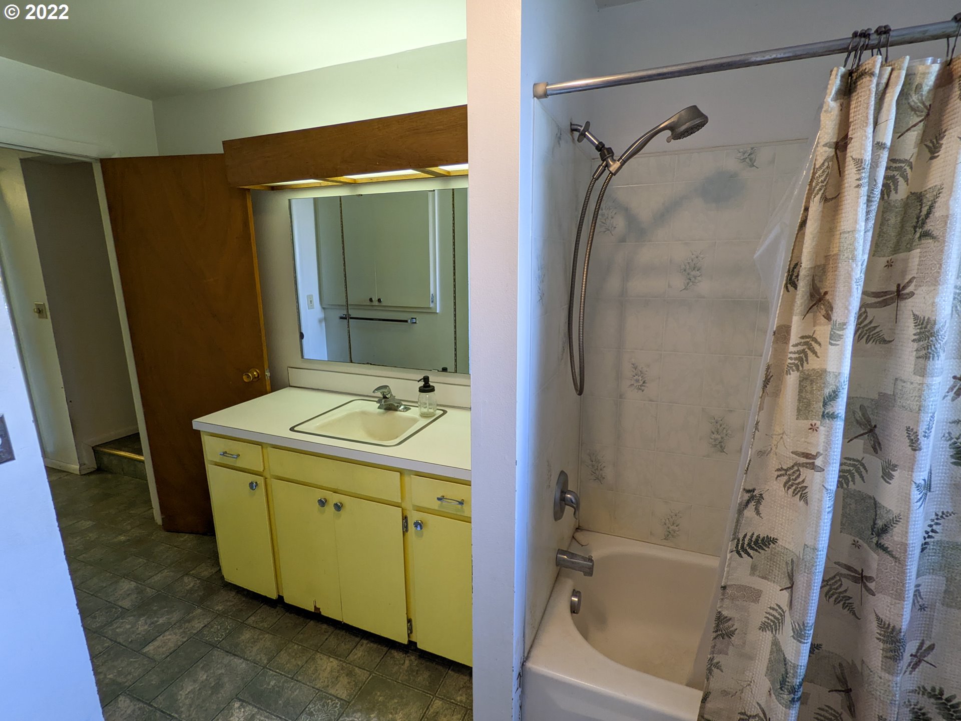 680 Ruckman Avenue Imbler, OR 97841 - Photo 11 of 24 a bathroom with a tub a sink and a mirror