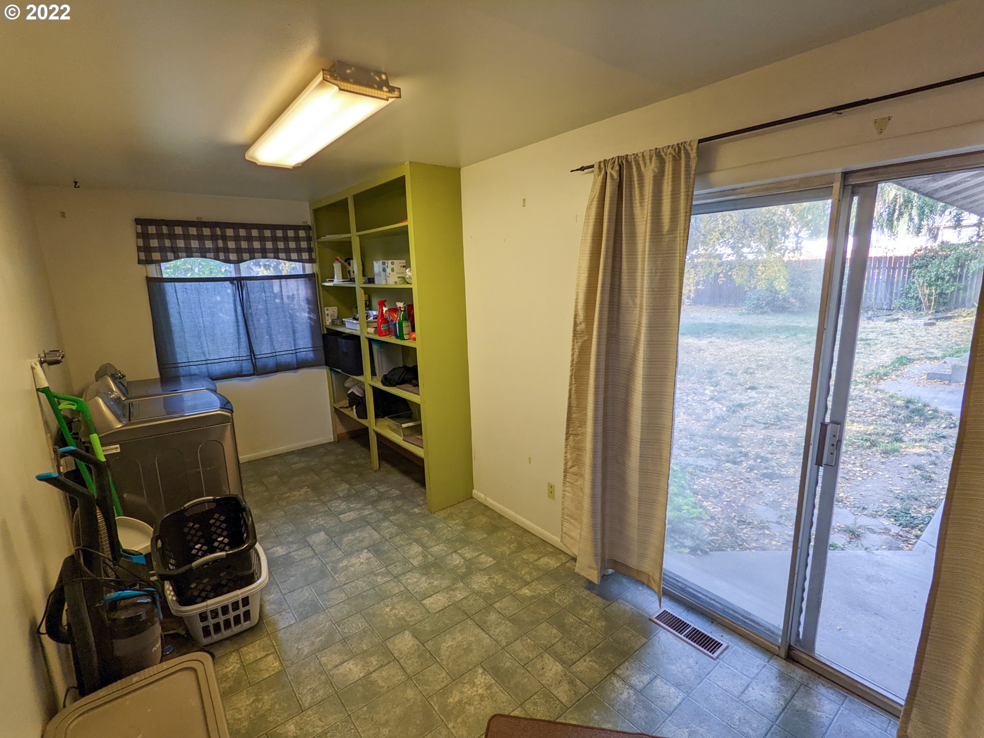680 Ruckman Avenue Imbler, OR 97841 - Photo 17 of 24 a room with furniture and a window