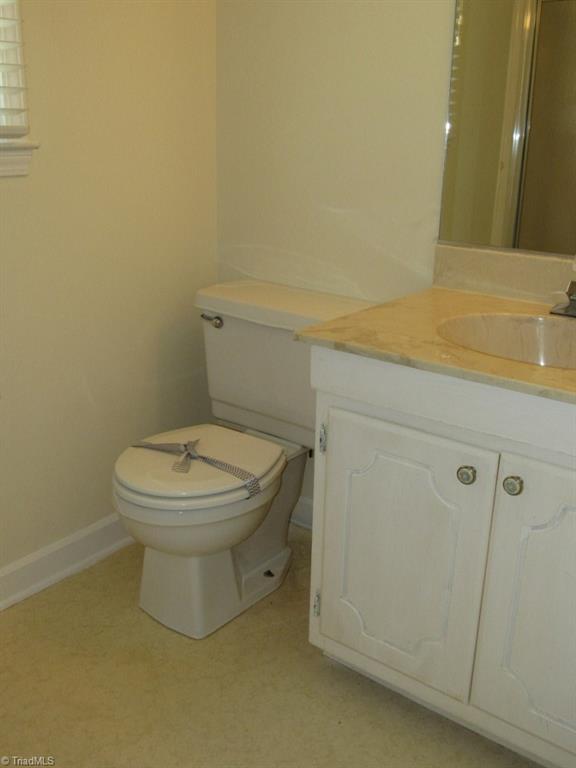 405 Traceway Road High Point, NC 27265 - Photo 16 of 23 family bath