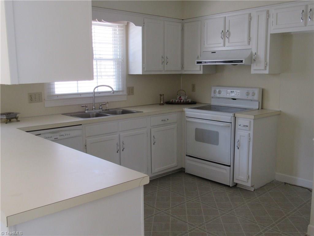 405 Traceway Road High Point, NC 27265 - Photo 5 of 23 Kitchen.