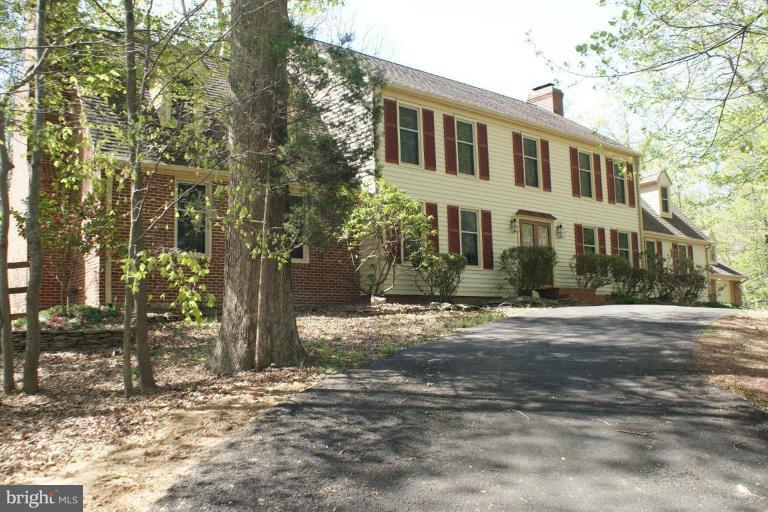 7396 Clifton Road Clifton, VA 20124 - Photo 2 of 30 A circular driveway leads to and from the house
