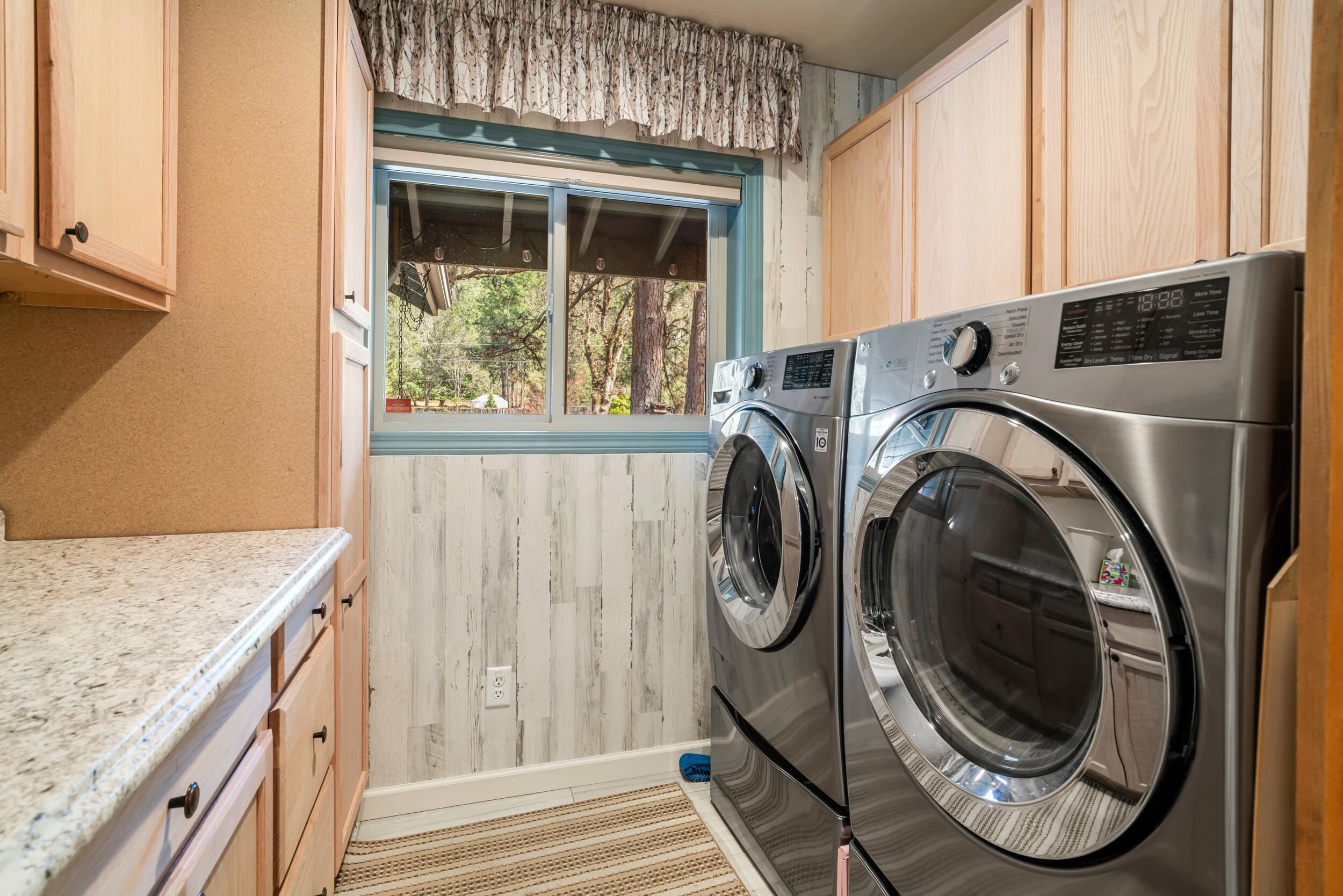 965 Old Ferry Road Shady Cove, OR 97539 - Photo 23 of 37 Laundry Room