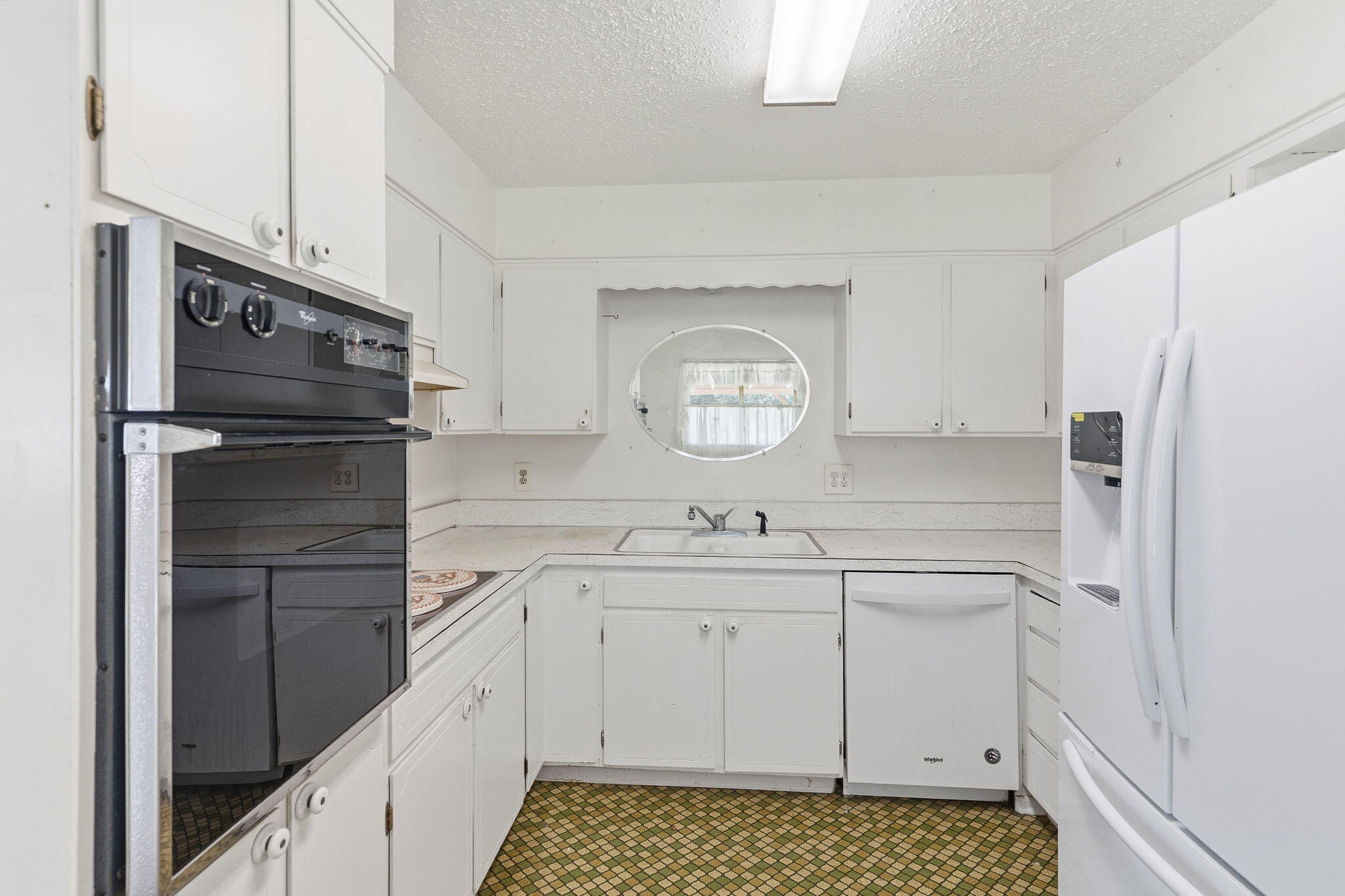 207 Holiday Lane Central Point, OR 97502 - Photo 19 of 38 Kitchen