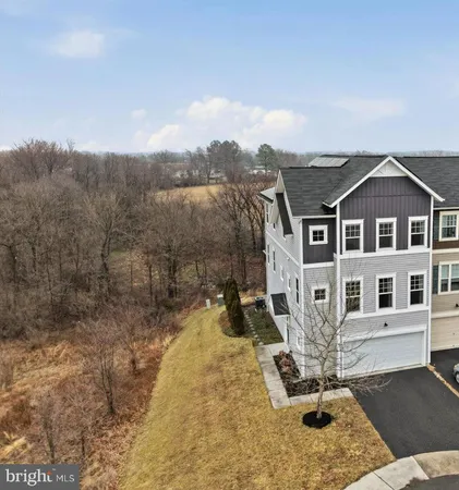 a view of a house with backyard