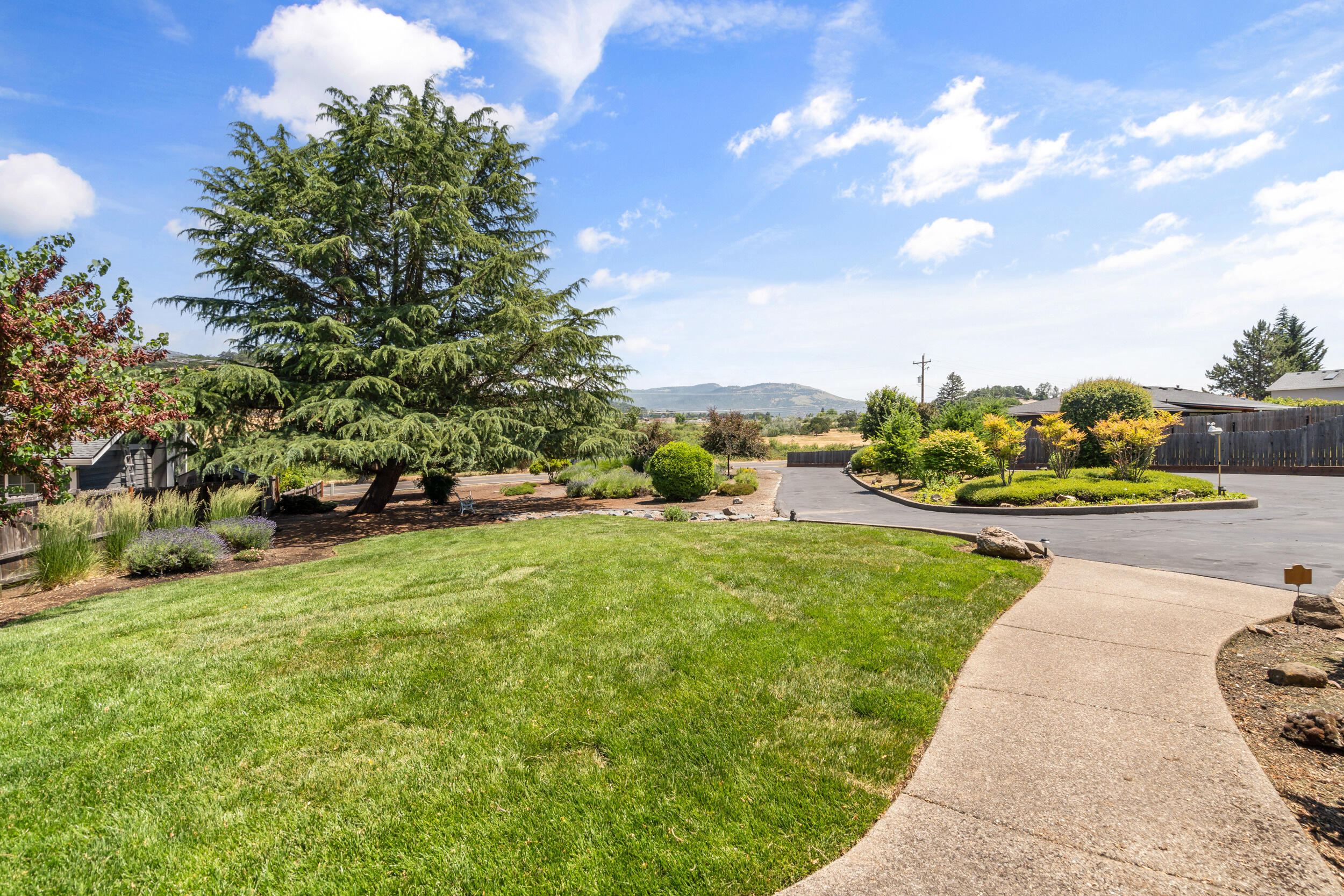 723 Pierce Road Medford, OR 97504 - Photo 33 of 38 front driveway