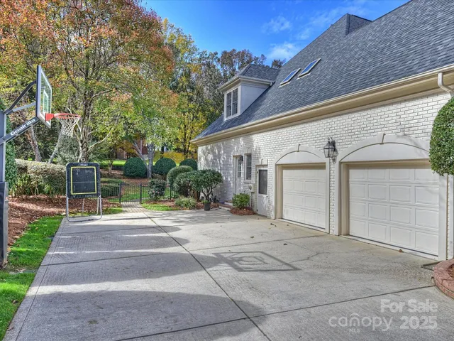 a view of a house with backyard and garden
