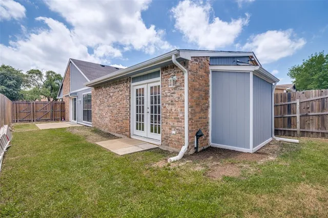 a house view with backyard space