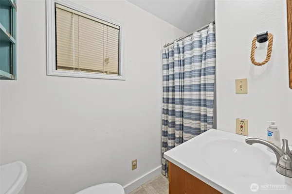 $885,000 | 5530 East Mason Lake Drive West, Grapeview, WA 98546