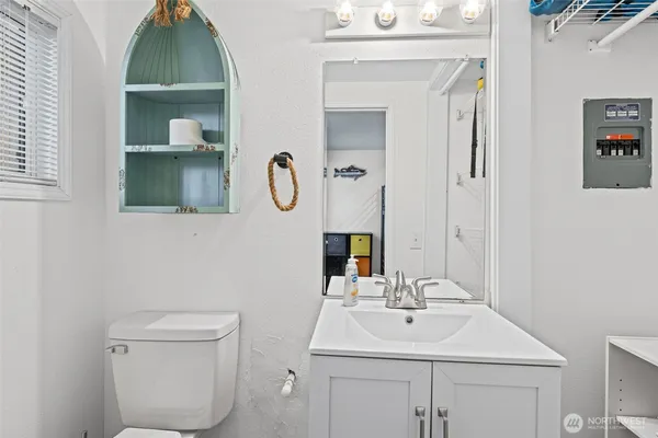 $885,000 | 5530 East Mason Lake Drive West, Grapeview, WA 98546