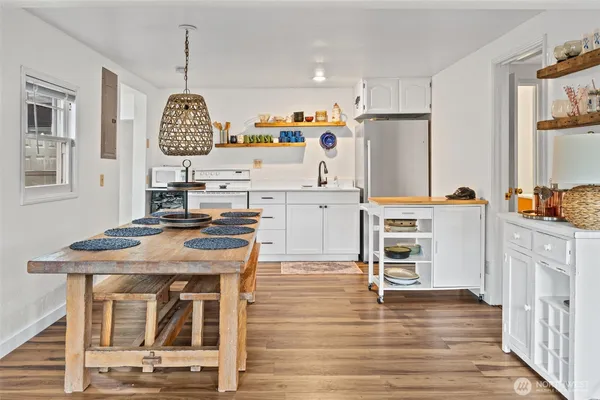 $885,000 | 5530 East Mason Lake Drive West, Grapeview, WA 98546