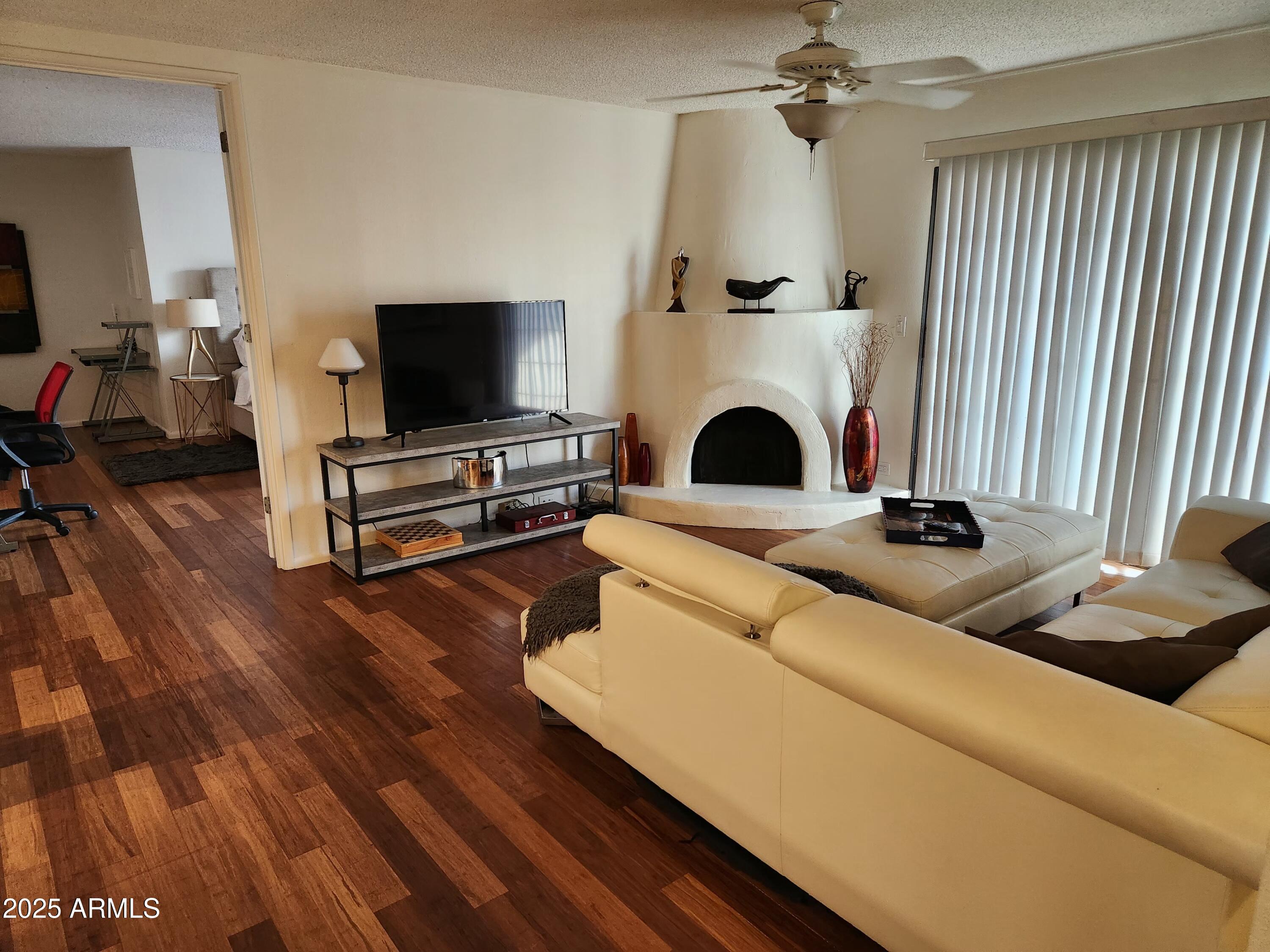 7557 North Dreamy Draw Drive, Unit 184 Phoenix, AZ 85020 - Photo 7 of 28 a living room with furniture and a flat screen tv