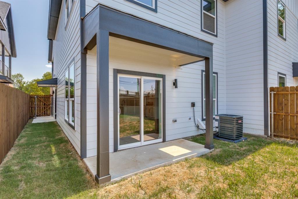 2427 Merlin Street Dallas, TX 75215 - Photo 22 of 24 a backyard of a house