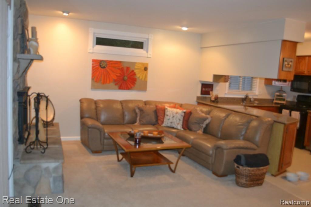 1683 Dennett Lane Rochester, MI 48307 - Photo 9 of 25 Family Room open from Kitchen