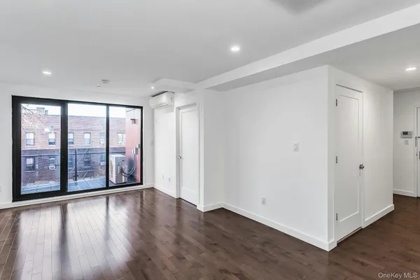 $766,000 | 43-12 214th Place, Unit 4D | Bayside
