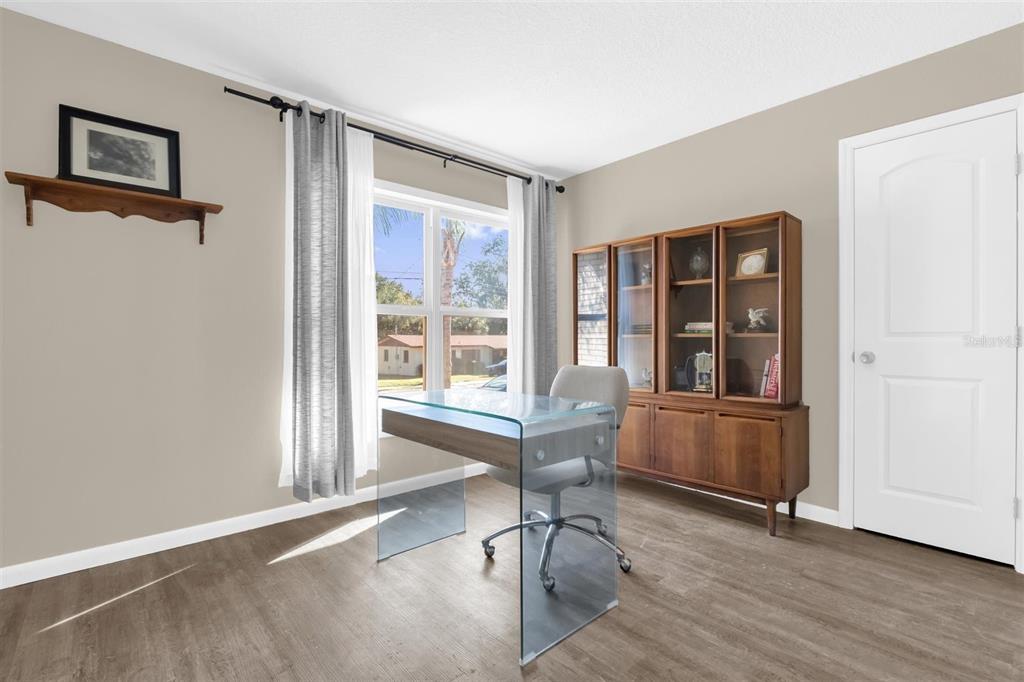 106 Oak Street Altamonte Springs, FL 32714 - Photo 17 of 30 a living room with furniture and a window