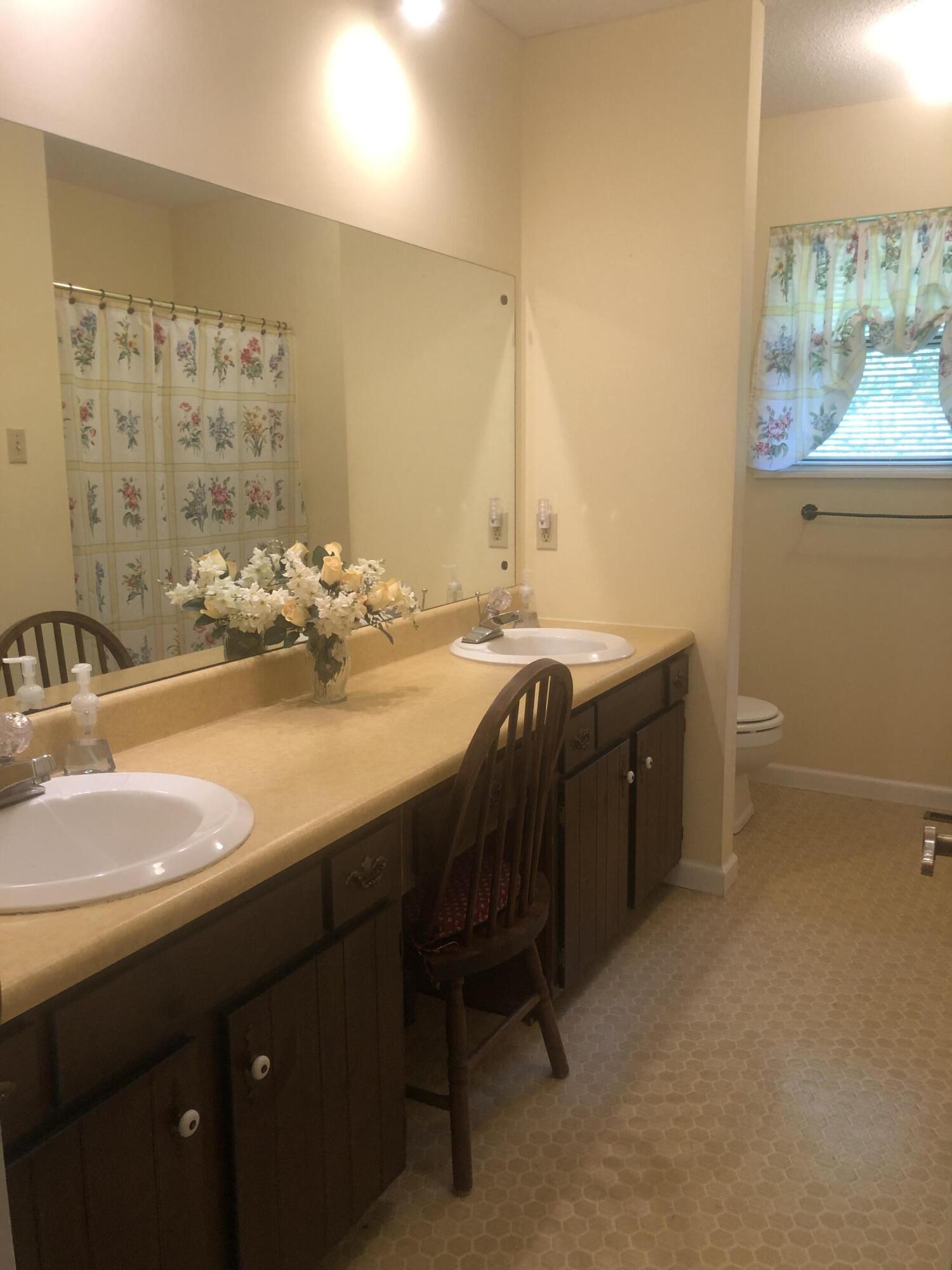 131 Clemson Drive Oak Ridge, TN 37830 - Photo 14 of 27 Main Level Hall Bath