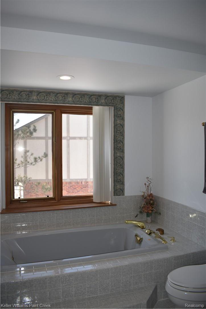 1993 Ridgefield Court Rochester, MI 48306 - Photo 27 of 47 CHECK OUT THE LARGE WINDOWS OVER JETTED TUB IN THE LARGE MASTER BATH (9 X 11)
