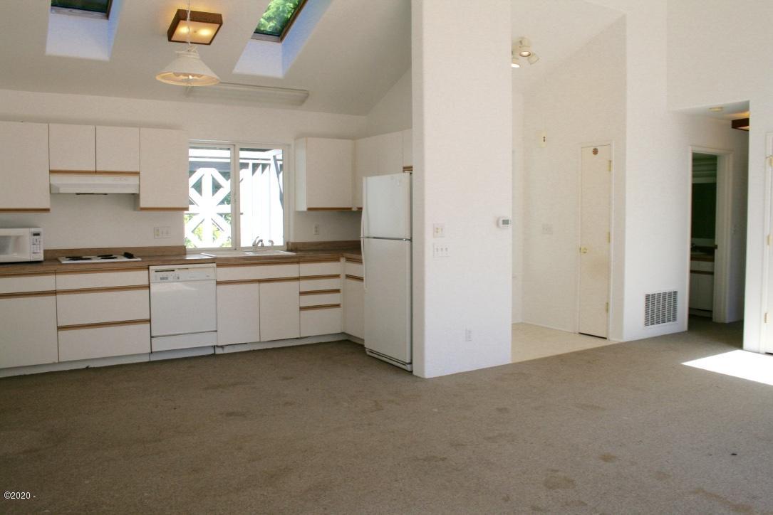 7 Big Tree Road Gleneden Beach, OR 97388 - Photo 4 of 31 Entry & Kitchen