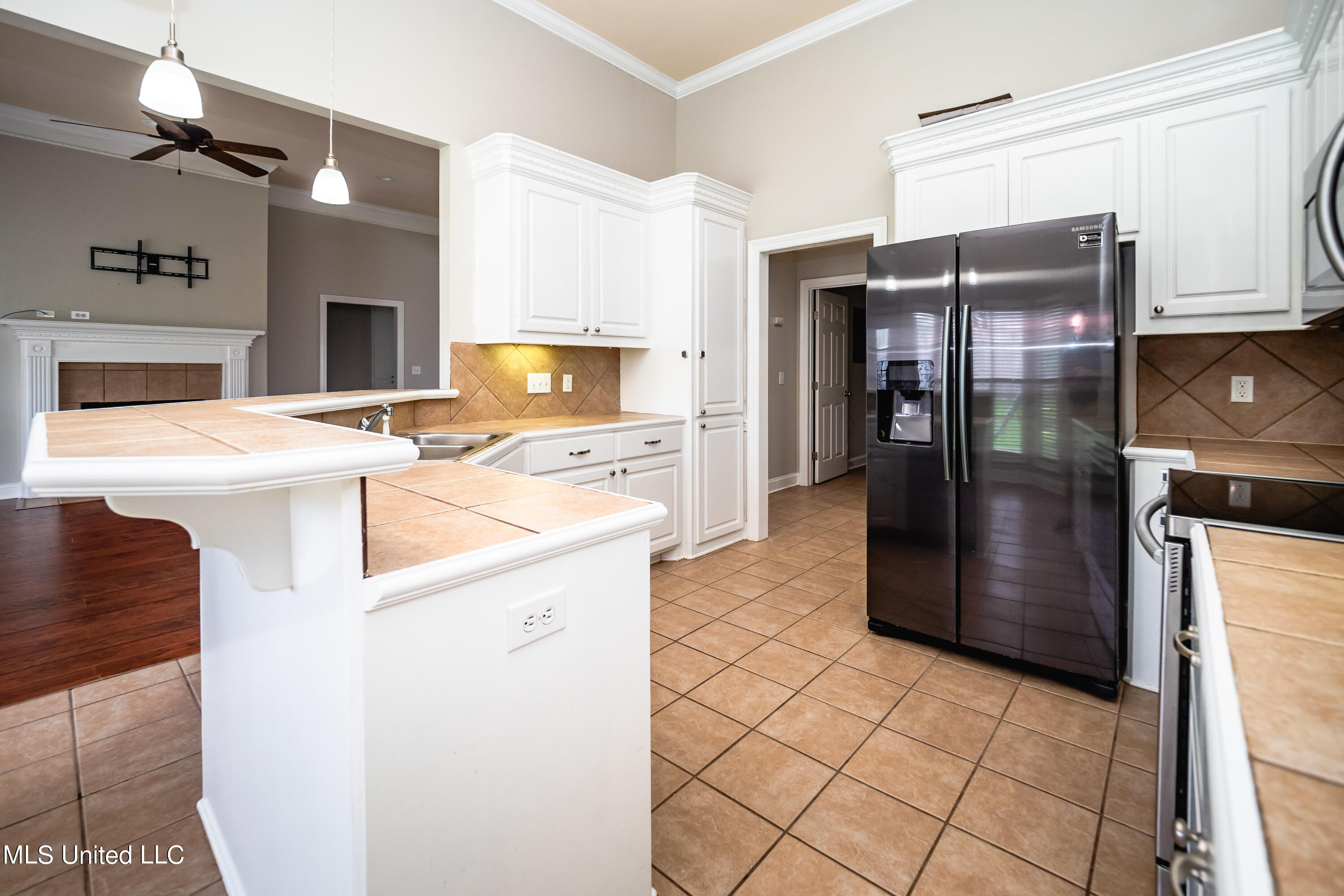 379 Kings Ridge Circle Brandon, MS 39047 - Photo 11 of 25 Refrigerator stays!!!
