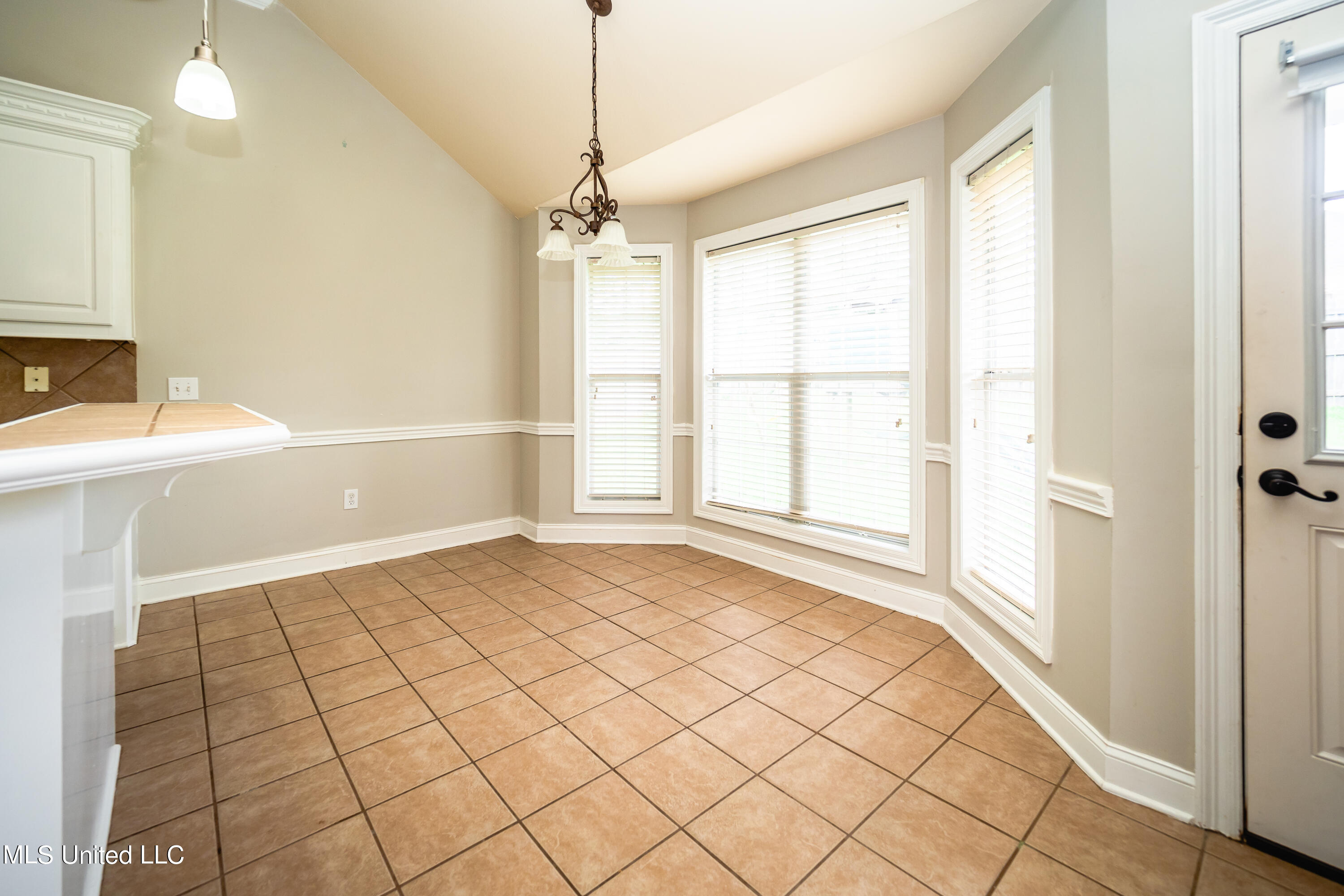 379 Kings Ridge Circle Brandon, MS 39047 - Photo 14 of 25 Bay window for keeping area or table