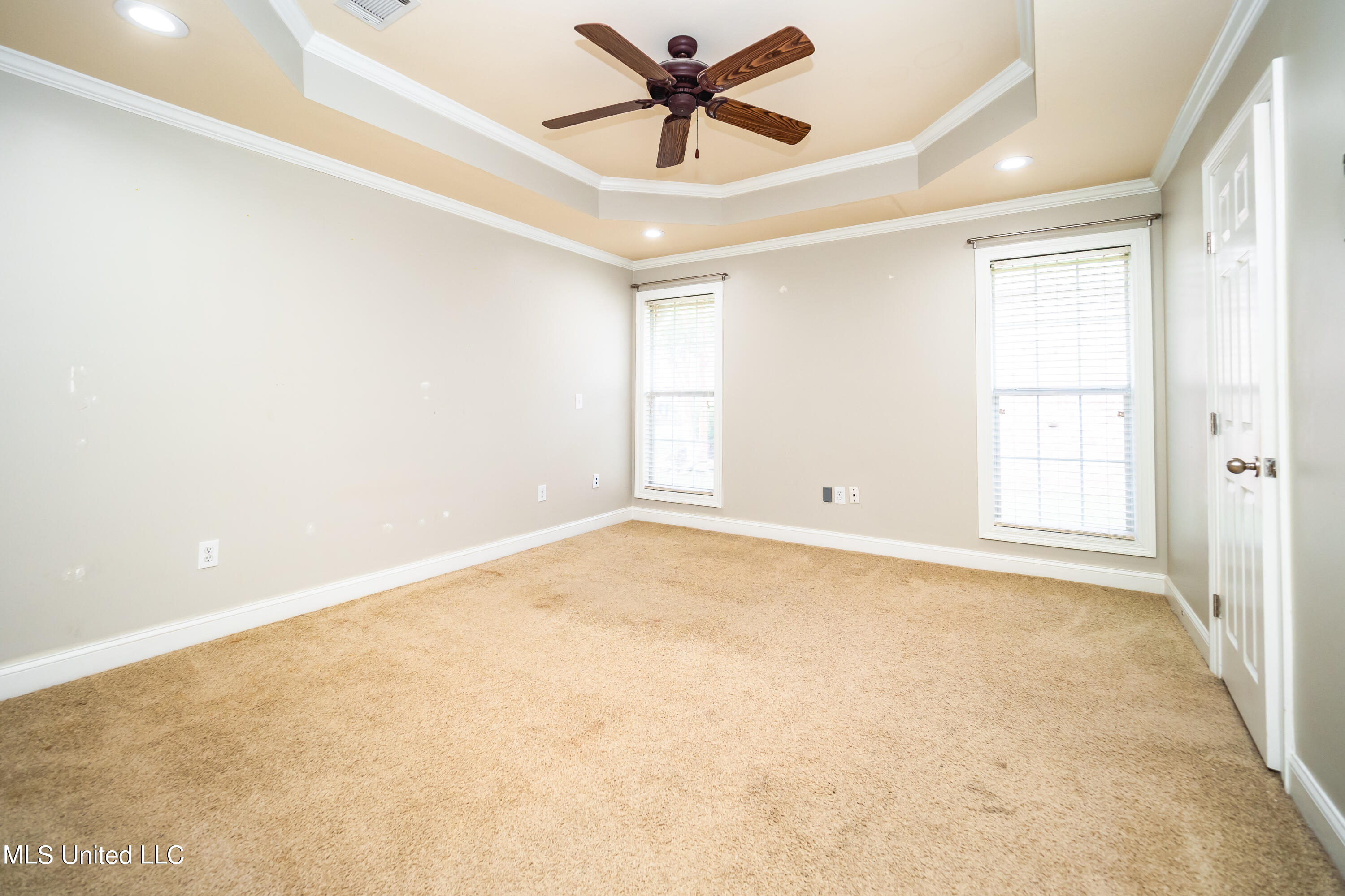 379 Kings Ridge Circle Brandon, MS 39047 - Photo 17 of 25 Tray ceiling w/ ceiling fan