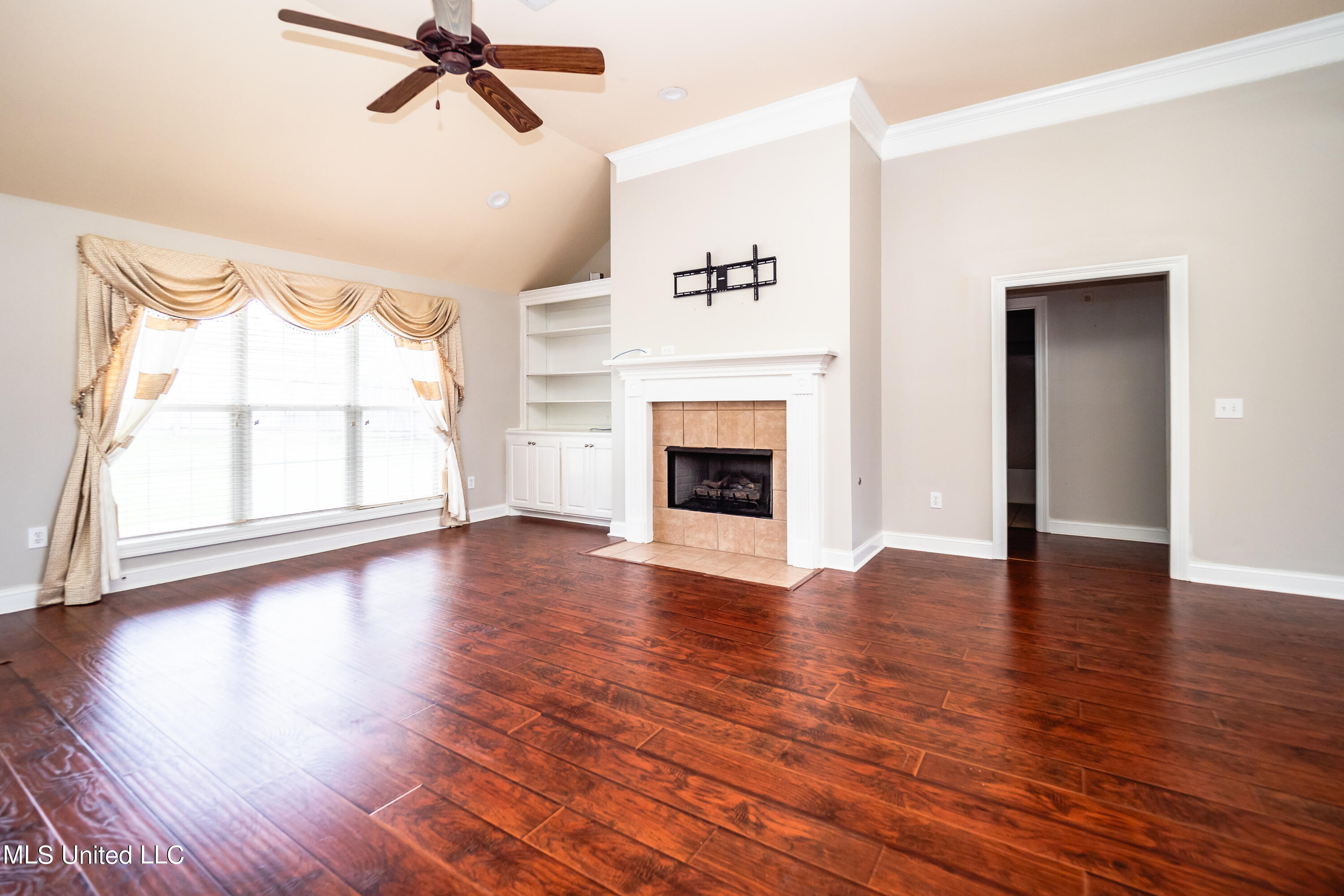379 Kings Ridge Circle Brandon, MS 39047 - Photo 4 of 25 Beautiful wood floors