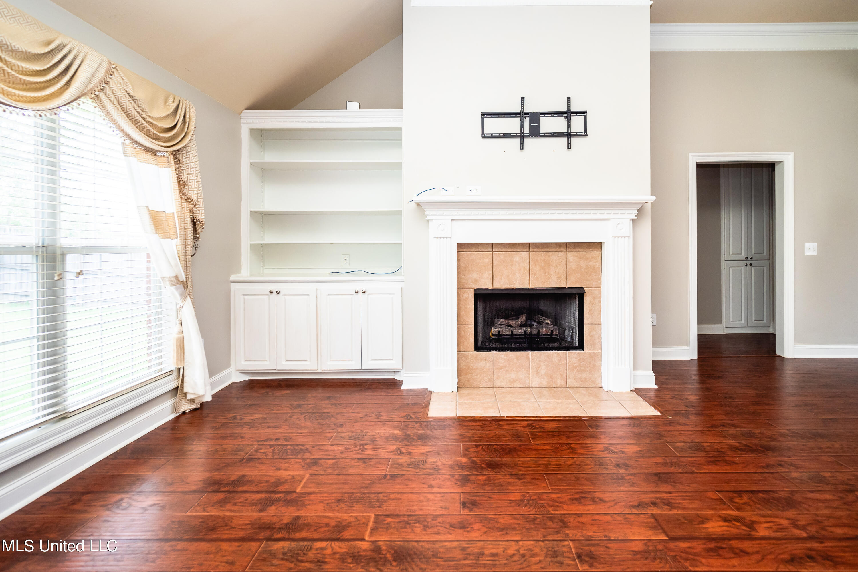 379 Kings Ridge Circle Brandon, MS 39047 - Photo 6 of 25 Fireplace & bookshelves