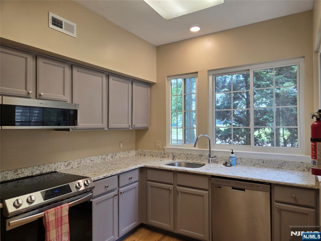 42 Birchwood Road Bedminster, NJ 07921 - Photo 9 of 46