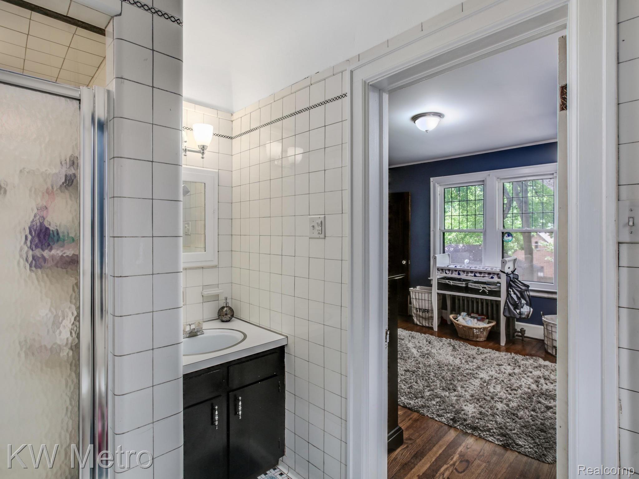 1235 Yorkshire Road Grosse Pointe, MI 48230 - Photo 28 of 51 Second floor Jack and Jill bathroom