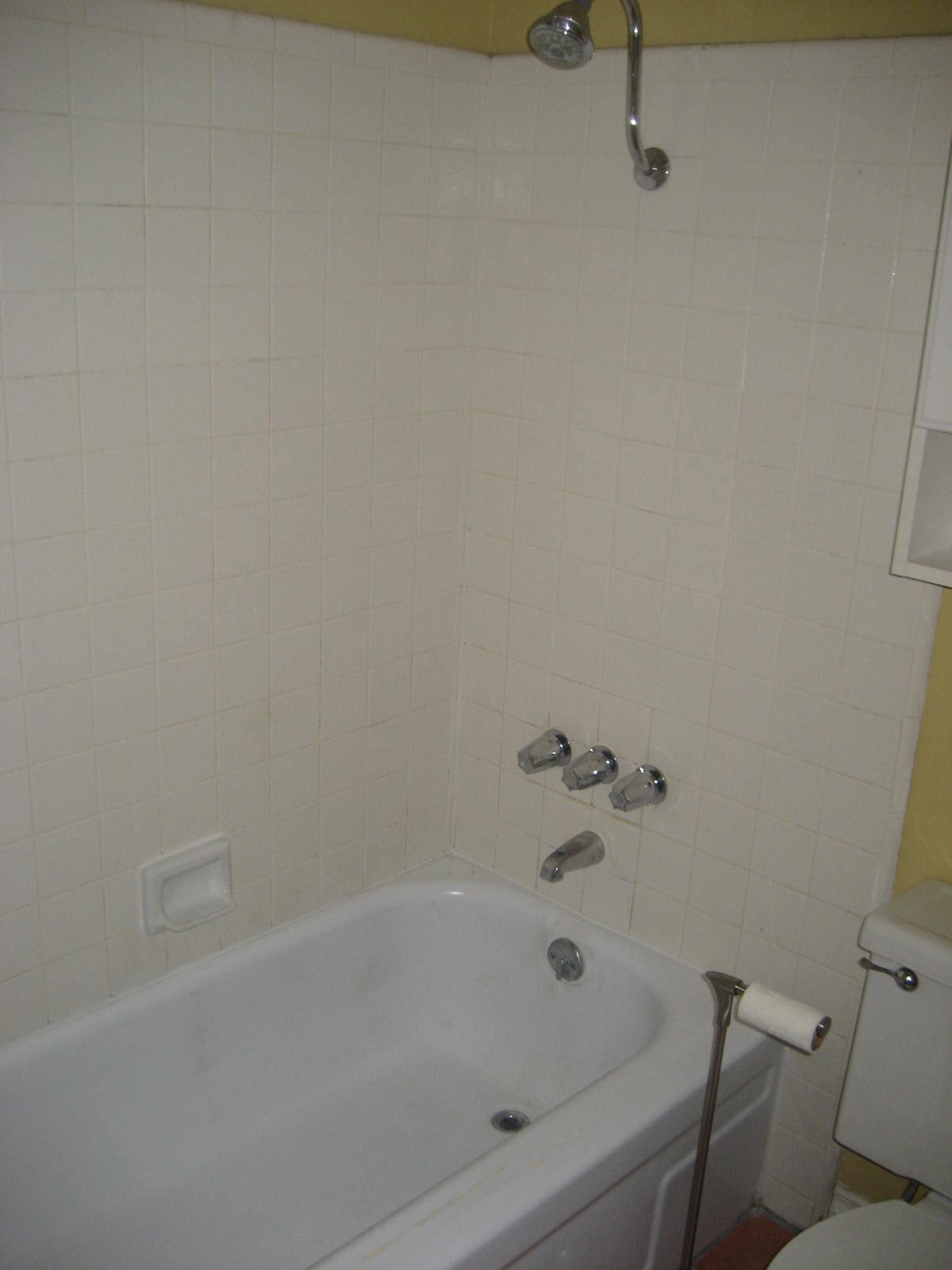 72724 Eagle Road, Unit 2 Palm Desert, CA 92260 - Photo 12 of 29 a bathroom with a bathtub