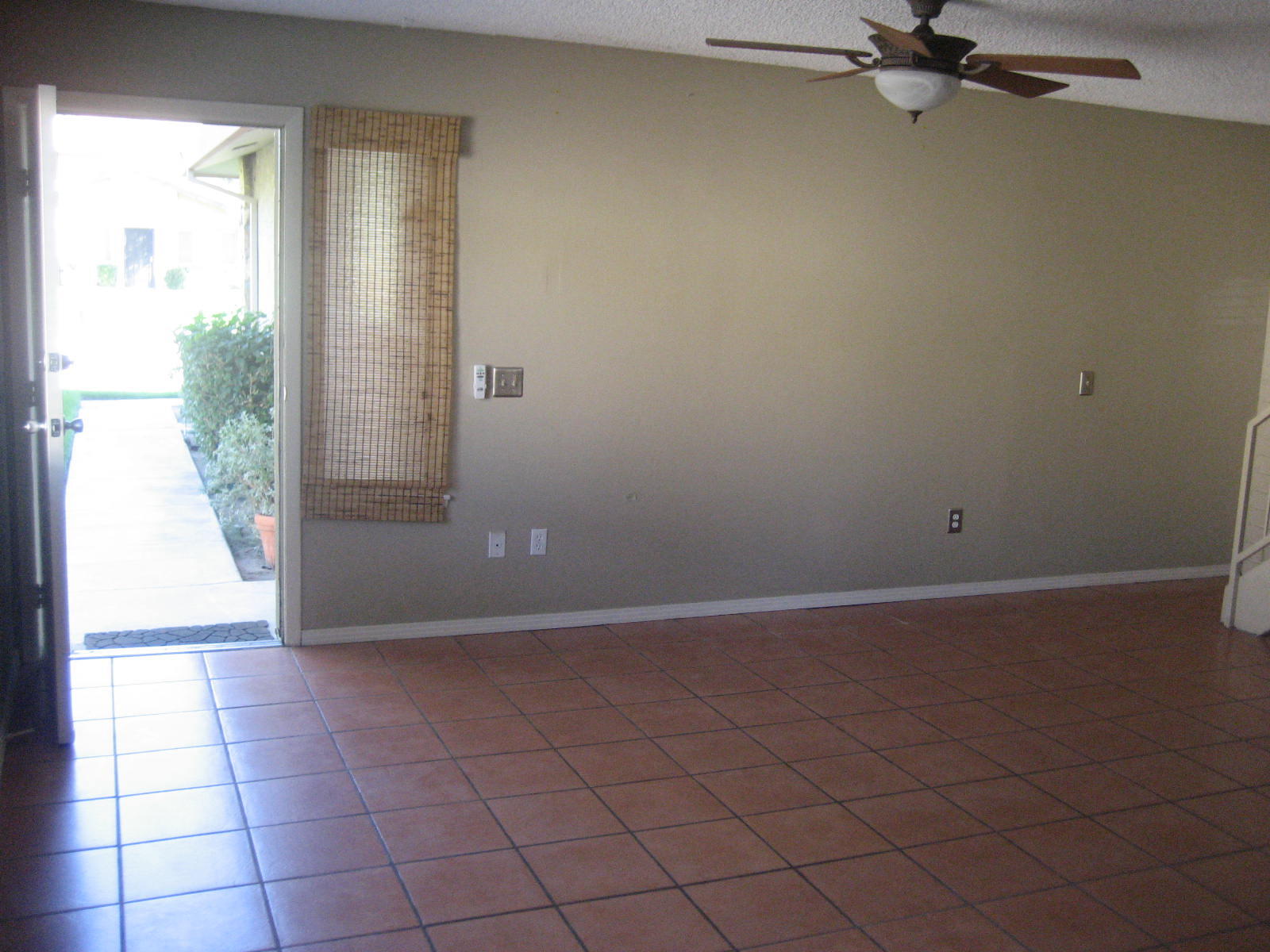 72724 Eagle Road, Unit 2 Palm Desert, CA 92260 - Photo 4 of 29 en empty room with windows