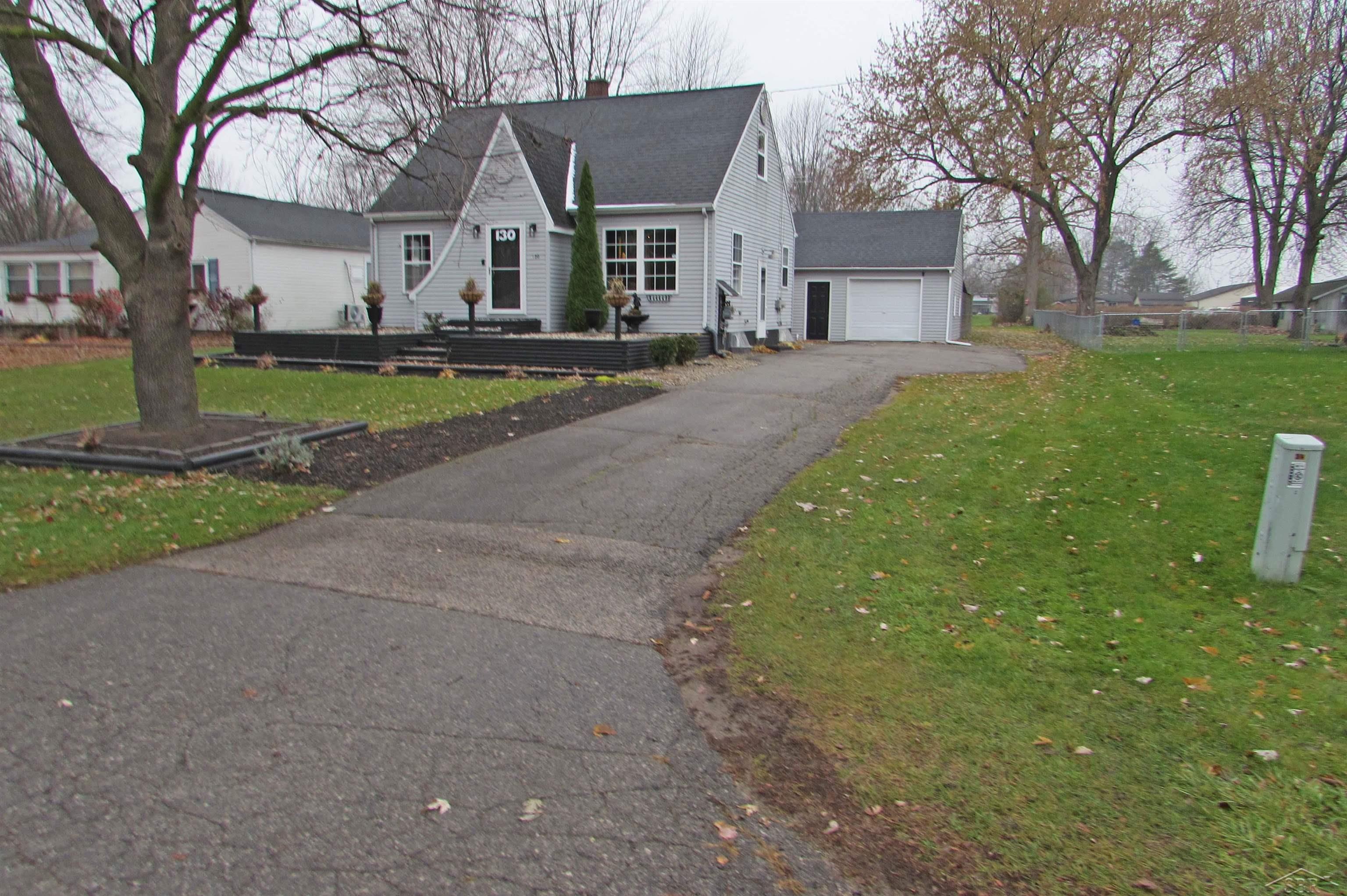 130 Bacon Road Saginaw, MI 48609 - Photo 4 of 40 50194792-ed27acae-8d41-4ece-88f6-1a4eac989733.JPG